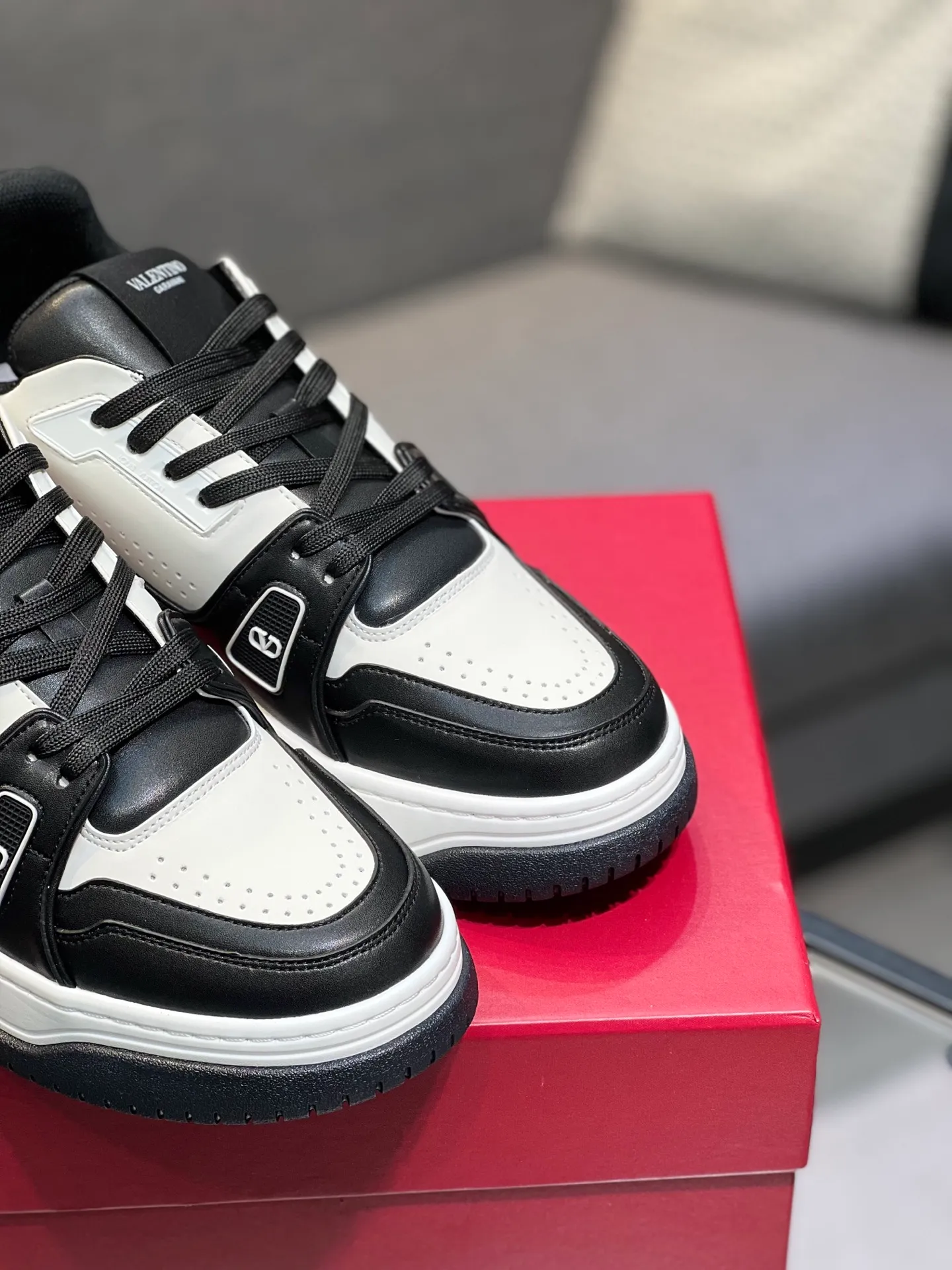 Men's Men's Shoes 💰660 Valentino 2023 early autumn new star shoes are now online! Wang Hedi and Ren Jialun have been worn by many celebrities. Who can refuse the same couple shoes as Wang Hedi! The design of Stars Stab My Heart is cool and spicy. The material of the shoes is cowhide, and every color is beautiful! Size 35-40, men’s size 39-44 (women’s 41, men’s 38, 45🉑️customized)